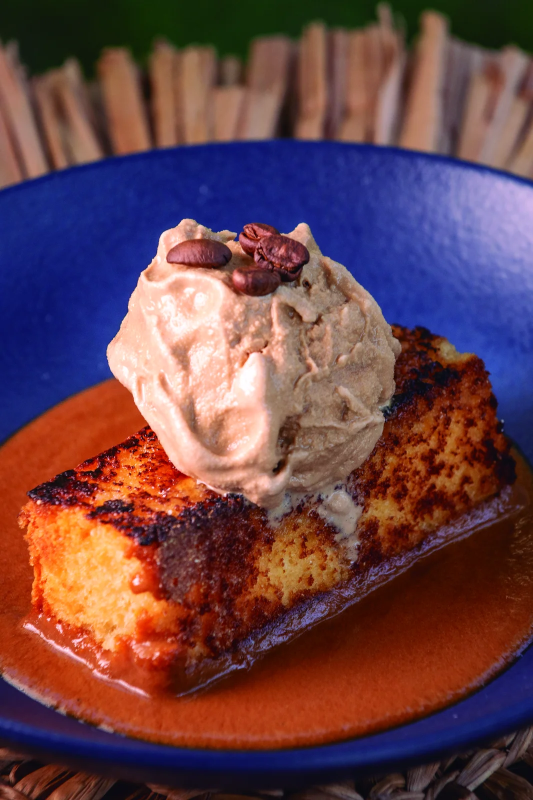 Bolo de Fubá Brûlée com Creme de Leite Queimado e Sorvete de Café