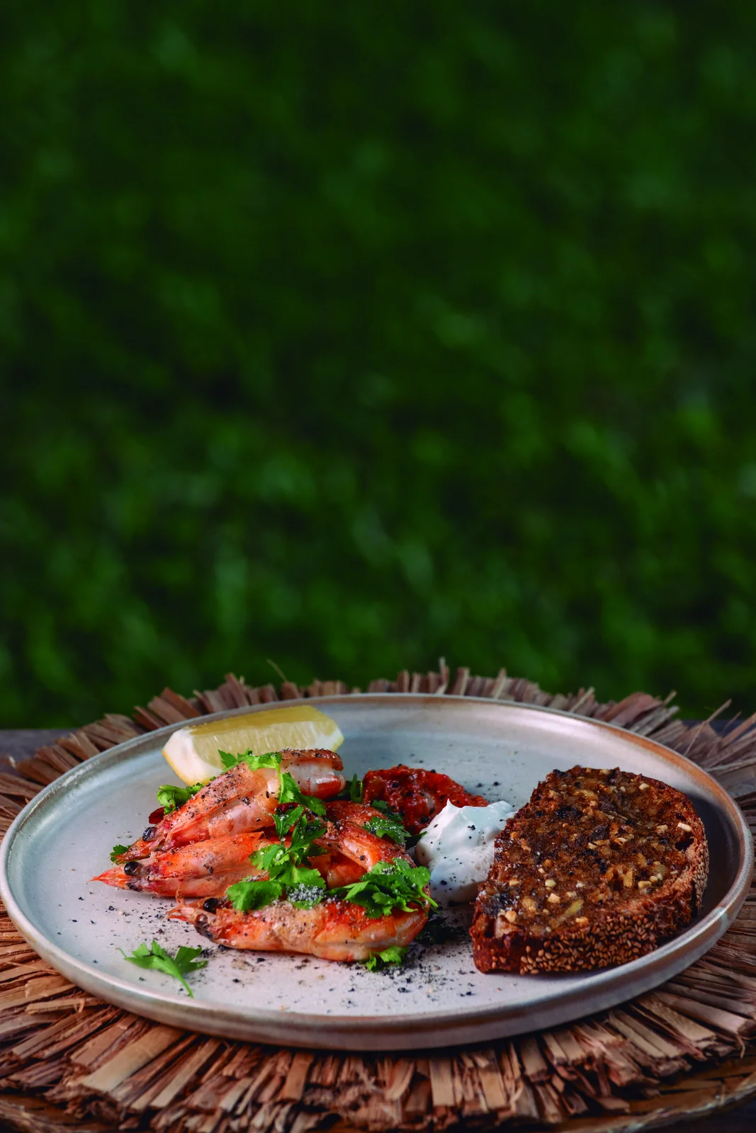 Camarões Inteiros Grelhados, Molho Romesco, Coalhada, Salada de Ervas e Pão
