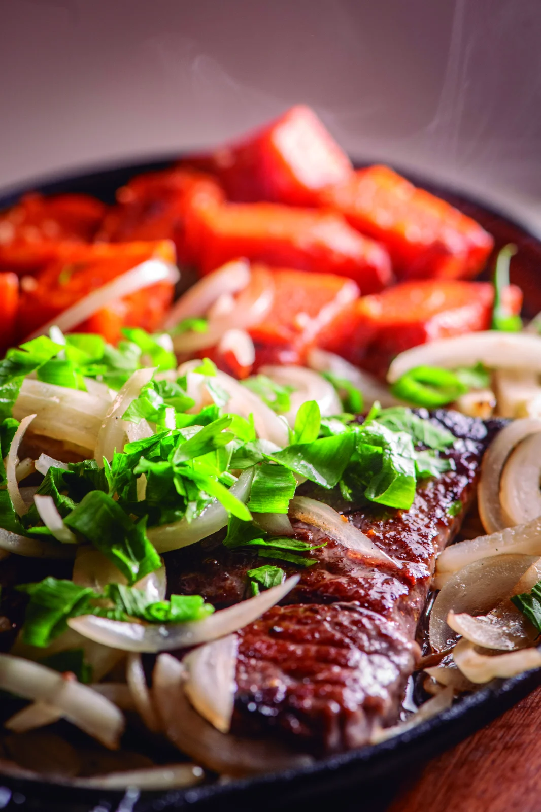 Filé de Carne de Sol Acebolada com Toque de Rapadura e Abóbora Assada