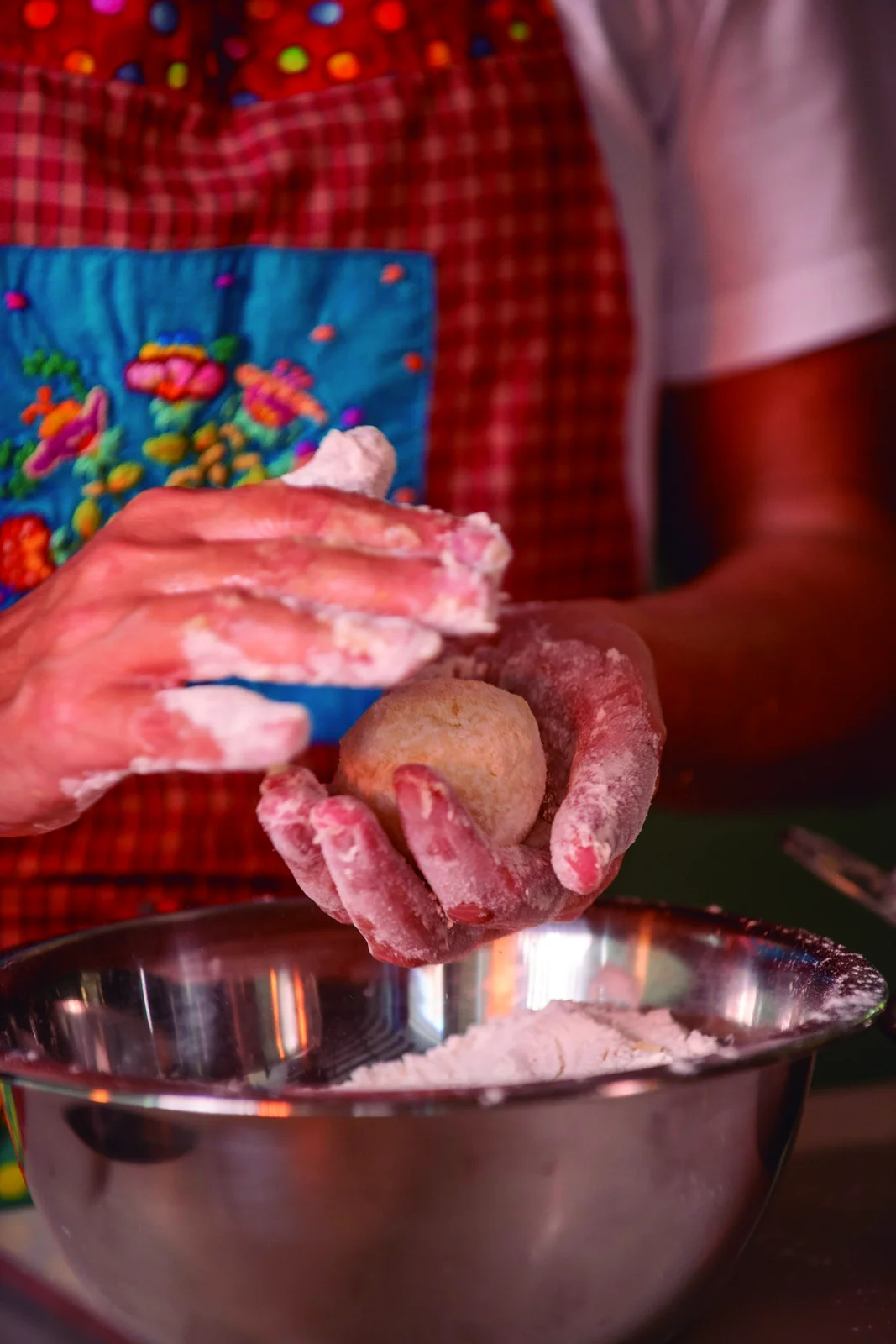 Sonho de Aipim Recheado de Doce de Leite e Sorvete sobre Cama de Algodão Doce